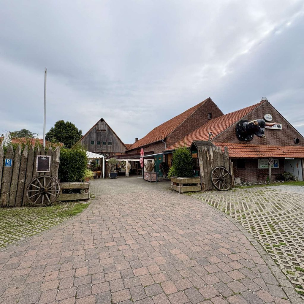Authentischer Bauernhofcharakter: Landgasthof mit Wohnhaus im Kreis Soest